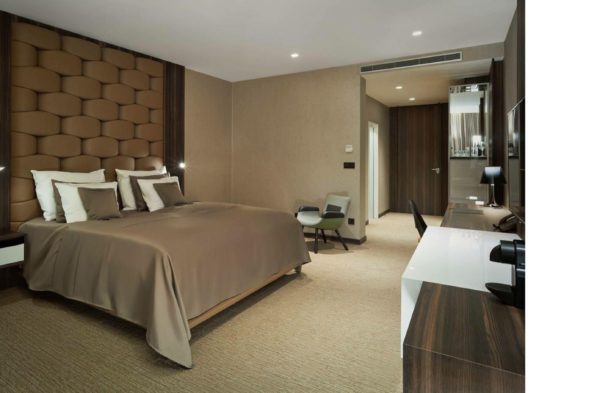 Theatre Hotel Όλομουτς Εξωτερικό φωτογραφία